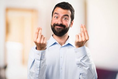 Sakal yapma para hareketi odaklanmamış backgr tarih ile yakışıklı adam