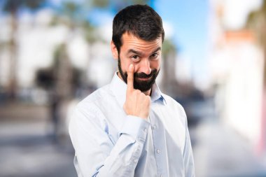 Bir şey üzerinde odaklanmamış adam gösterilen sakallı yakışıklı adam