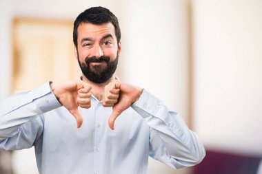 Kötü sinyal odaklanmamış adam yapma sakallı yakışıklı adam