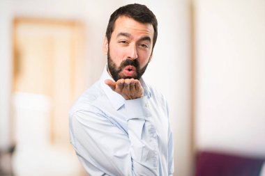 Bir öpücük odaklanmamış arka planda gönderme sakallı yakışıklı adam