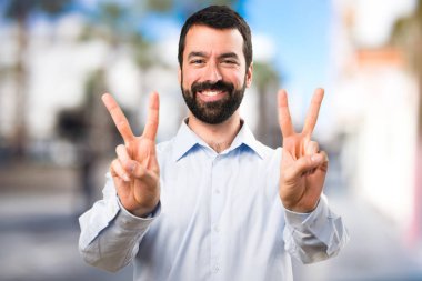 Sakal yapma zafer jest odaklanmamış arka ile yakışıklı adam