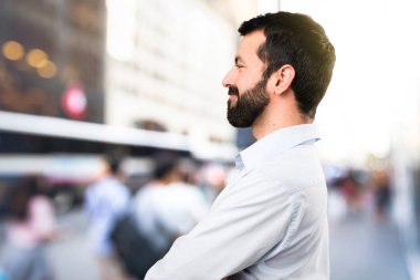 Odaklanmamış arka plan üzerinde yanal seyir sakallı yakışıklı adam