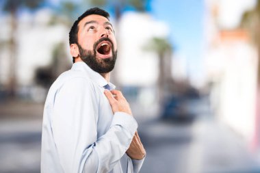 Odaklanmamış özgeçmişlerine bakarak sakallı yakışıklı adam