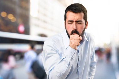 Sakalı çok odaklanmamış özgeçmişlerine öksürük ile yakışıklı adam