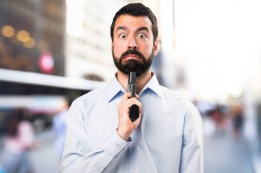 İntihar odaklanmamış arka plan üzerinde cometing sakallı yakışıklı adam