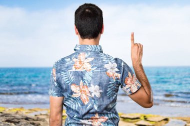 Yakışıklı bir plaj sayma çiçek forması ile