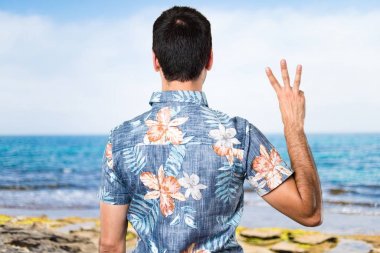 Yakışıklı çiçek gömlek üç plajda sayma ile