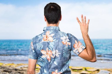 Yakışıklı çiçek gömlek 4'te plaj sayma ile