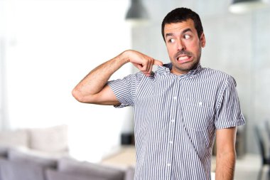 Evin içinde ateş ile yakışıklı