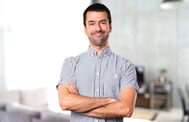 Yakışıklı adam kollarını ile evin içinde geçti