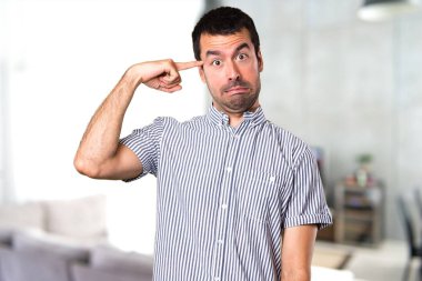 Yakışıklı adam evin içinde deli jest yapma