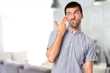 Yakışıklı adam yapma intihar jest evin içinde