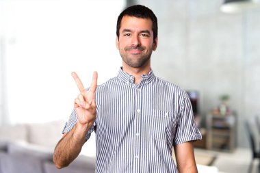 Yakışıklı adam iki evin içinde sayma