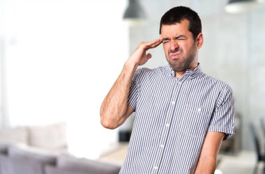 Evin içinde hayal kırıklığına yakışıklı adam