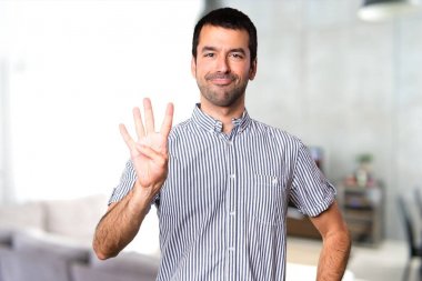 Yakışıklı adam dört evin içinde sayma