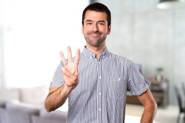 Yakışıklı adam üç evin içinde sayma