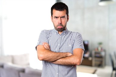 Evin içinde üzgün yakışıklı adam