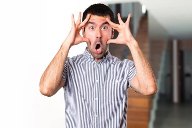 Yakışıklı adam yapma sürpriz jest evin içinde