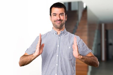 Yakışıklı adam bir şey evin içinde tutan