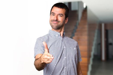 Yakışıklı adam evin içinde bir anlaşma yapma