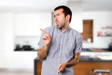 Yakışıklı adam evin içinde dans