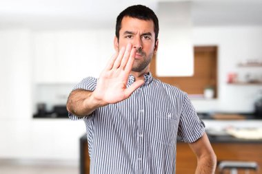 Yakışıklı adam dur işareti evin içinde yapma