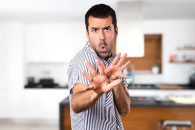 Yakışıklı adam evin içinde hiçbir hareketi yapma