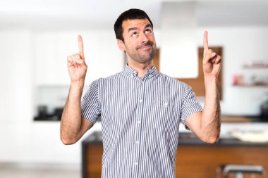 Yakışıklı adam işaret up evin içinde