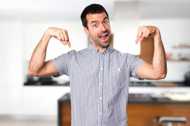 Yakışıklı adam işaret aşağı evin içinde