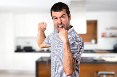 Yakışıklı adam evin içinde kavga