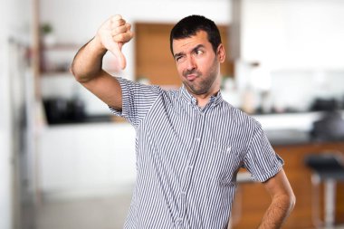 Yakışıklı adam evin içinde kötü sinyal verme