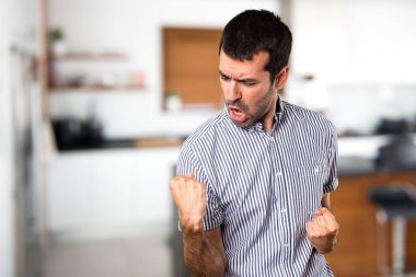 Evin içinde şanslı yakışıklı adam