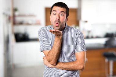 Yakışıklı adam öpücük evin içinde gönderme