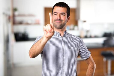 Yakışıklı adam evin içinde şeffaf ekranda dokunmadan