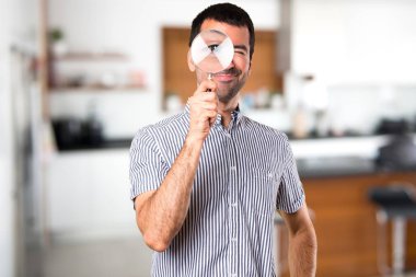 Evin içinde Büyüteç ile mutlu yakışıklı adam