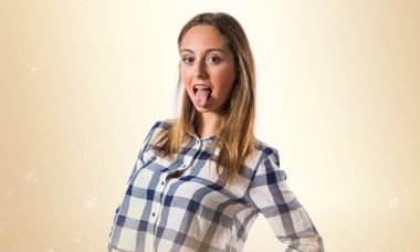 Koyu sarı zemin üzerine espri sarışın genç kız