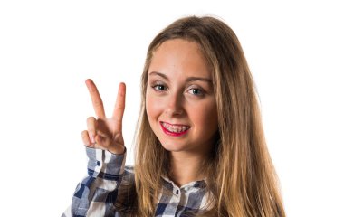 Sarışın genç kız zafer jest yapma