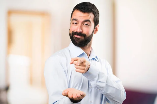 Bir şey üzerinde odaklanmamış adam tutarak sakallı yakışıklı adam — Stok fotoğraf