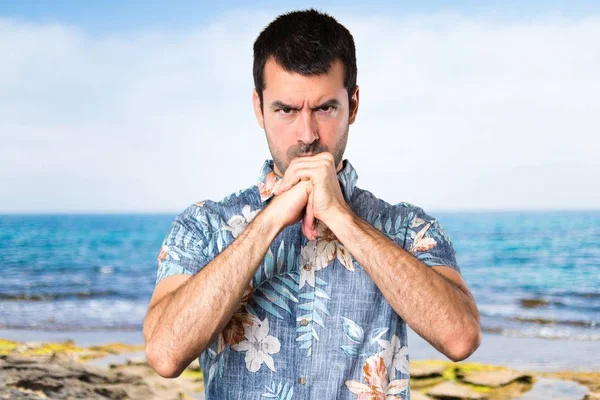 Plajda mücadele çiçek forması ile yakışıklı adam