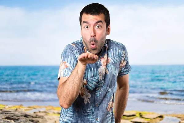 Hombre guapo con camisa de flores bailando en la playa —  Fotos de Stock