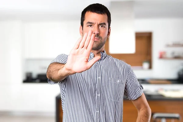 Yakışıklı adam dur işareti evin içinde yapma