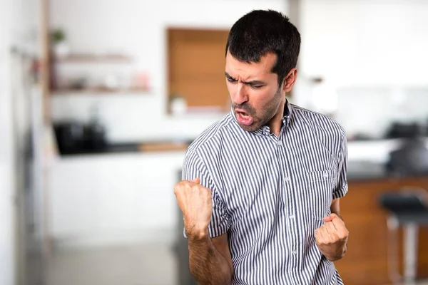 Evin içinde şanslı yakışıklı adam