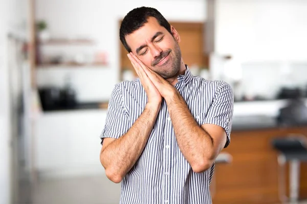 Yakışıklı adam yapma uyku jest evin içinde