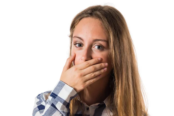 Blond tonåring flicka som täcker hennes mun — Stockfoto