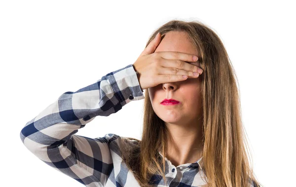 Blondes Teenie-Mädchen bedeckt ihre Augen — Stockfoto