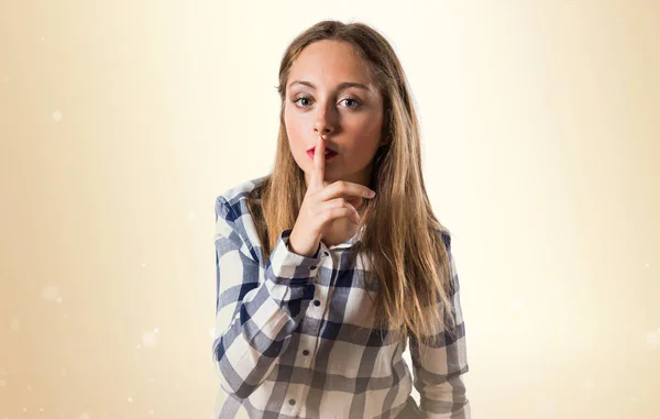 Rubia adolescente chica haciendo silencio gesto en ocre fondo —  Fotos de Stock