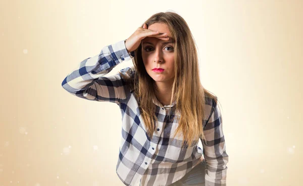 Rubia adolescente chica mostrando algo en ocre fondo —  Fotos de Stock
