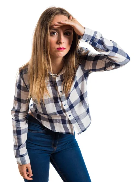 Rubia adolescente chica mostrando algo en texturizado fondo —  Fotos de Stock
