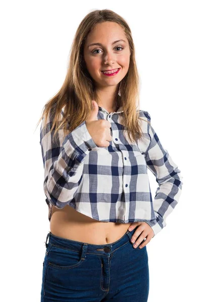 Blond teen dívka s palcem nahoru na podklad s texturou — Stock fotografie