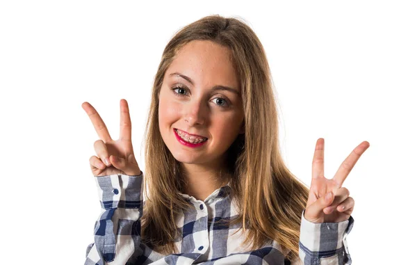 Loira menina adolescente fazendo gesto de vitória — Fotografia de Stock